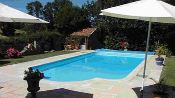 Een buitenzwembad en een verwarmd zwembad