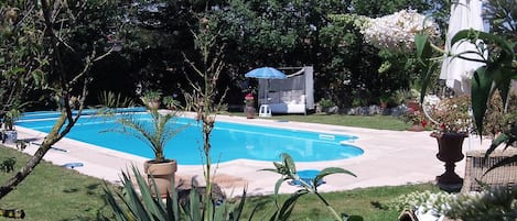 Una piscina al aire libre, una piscina climatizada