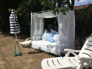 Property grounds - Beautiful,private heated pool,sleeps 5 Puy du Fou. Peaceful countryside setting. (Saint-Pierre-Du-Chemin)