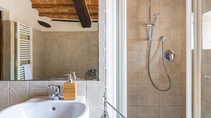 Shower, hair dryer, bidet, towels