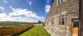 High Peak converted barn with private garden and stunning views 