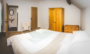 3 bedrooms, iron/ironing board, WiFi, bed sheets - High Peak converted barn with private garden and stunning views  (HIGH PEAK)