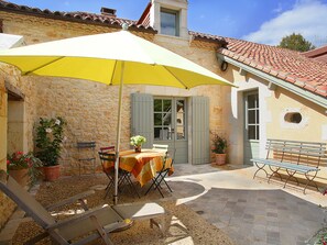 Outdoor dining - 'As Happy as God In France' at La Chartreuse du Maine, unique estate in Dordogne (Cubjac-Auvézère-Val D'ans)