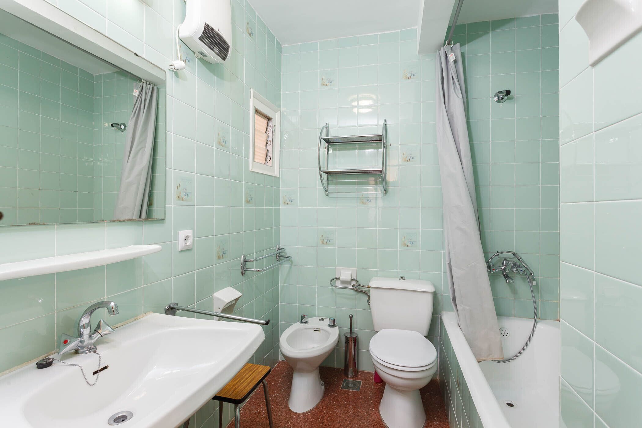 Ein Badezimmer mit Waschbecken, Bidet, Toilette und Badewanne.