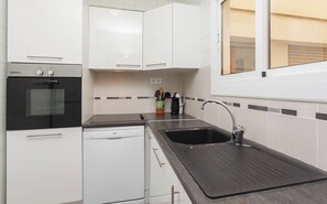 Fridge, microwave, oven, stovetop - Breathtaking seafront view (Roses)