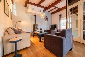 Smart-TV, Kamin, DVD-Player, Bücher