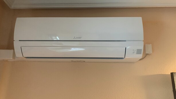 A Mitsubishi Electric air conditioner mounted on a beige wall. - PLENO CENTRO - 5 MIN PZA MAYOR -FREE WIFI-5 PEOPLE (Salamanca)