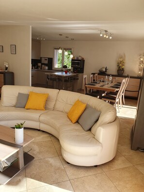 TV, fireplace, books - Cap Corse Pietracorbara air conditioned villa,terrace, garden and beautiful view (Pietracorbara)