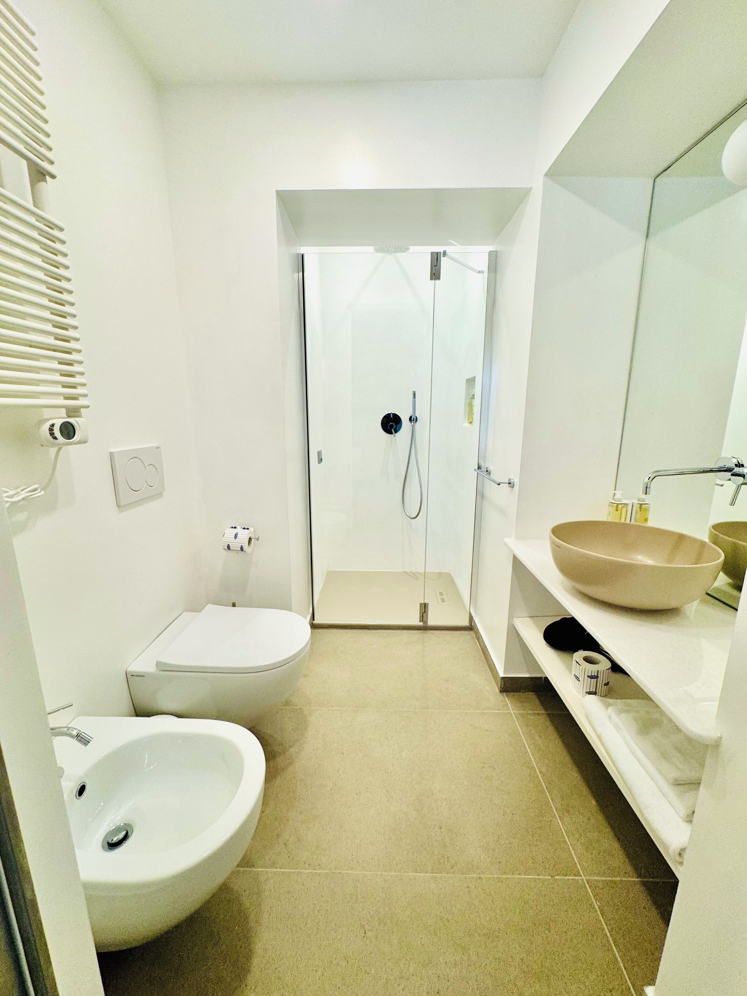 Baignoire, articles de toilette écologiques, sèche-cheveux, bidet
