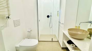 Baignoire, articles de toilette écologiques, sÚche-cheveux, bidet