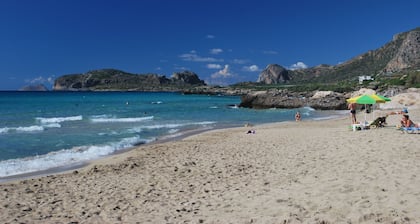 Coole Villa mit Meerblick. Schwimmbad und nur 10 Minuten vom Meer entfernt