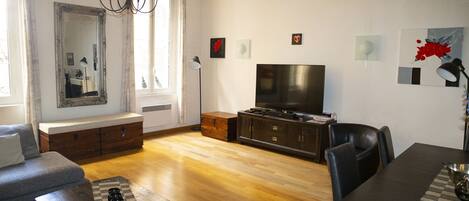 Een smart-tv, boeken, een muziekbibliotheek en een stereo