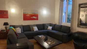 Smart-tv, boeken, een muziekbibliotheek en een stereo