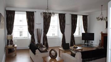 Flat-screen TV, fireplace, DVD player, books