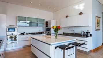 Jääkaappi, mikroaaltouuni, uuni, liesi