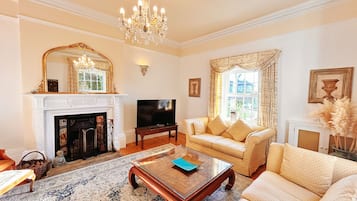 Smart TV, futbolito y libros