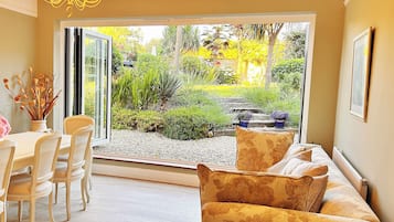 Smart TV, futbolito y libros