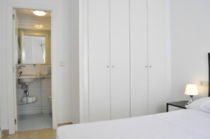 2 habitaciones, tabla de planchar con plancha, wifi y ropa de cama 