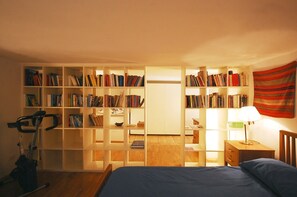 2 habitaciones, tabla de planchar con plancha y cuna de viaje