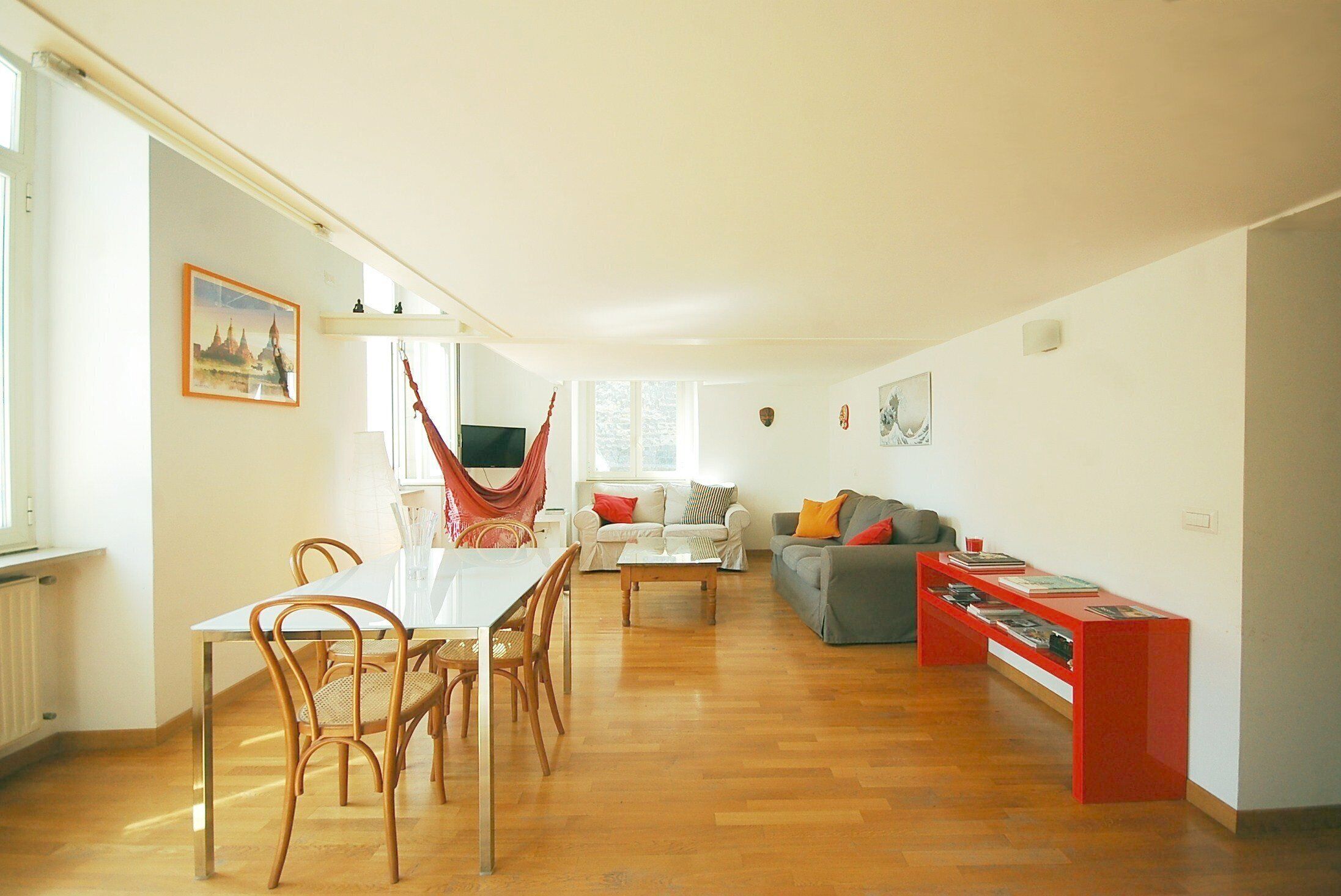 Smart TV, reproductor de DVD, libros y estéreo 