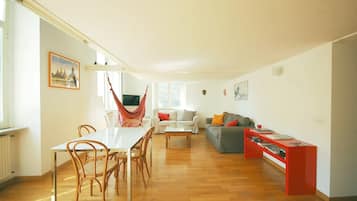 Smart TV, reproductor de DVD, libros y estéreo