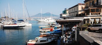 Casa Borgo Marinari: sunny and modern apartment at the foot of the Castel dell'Ovo