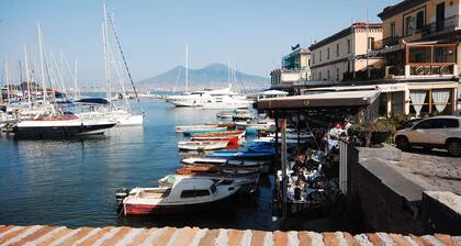 Casa Borgo Marinari: sunny and modern apartment at the foot of the Castel dell'Ovo