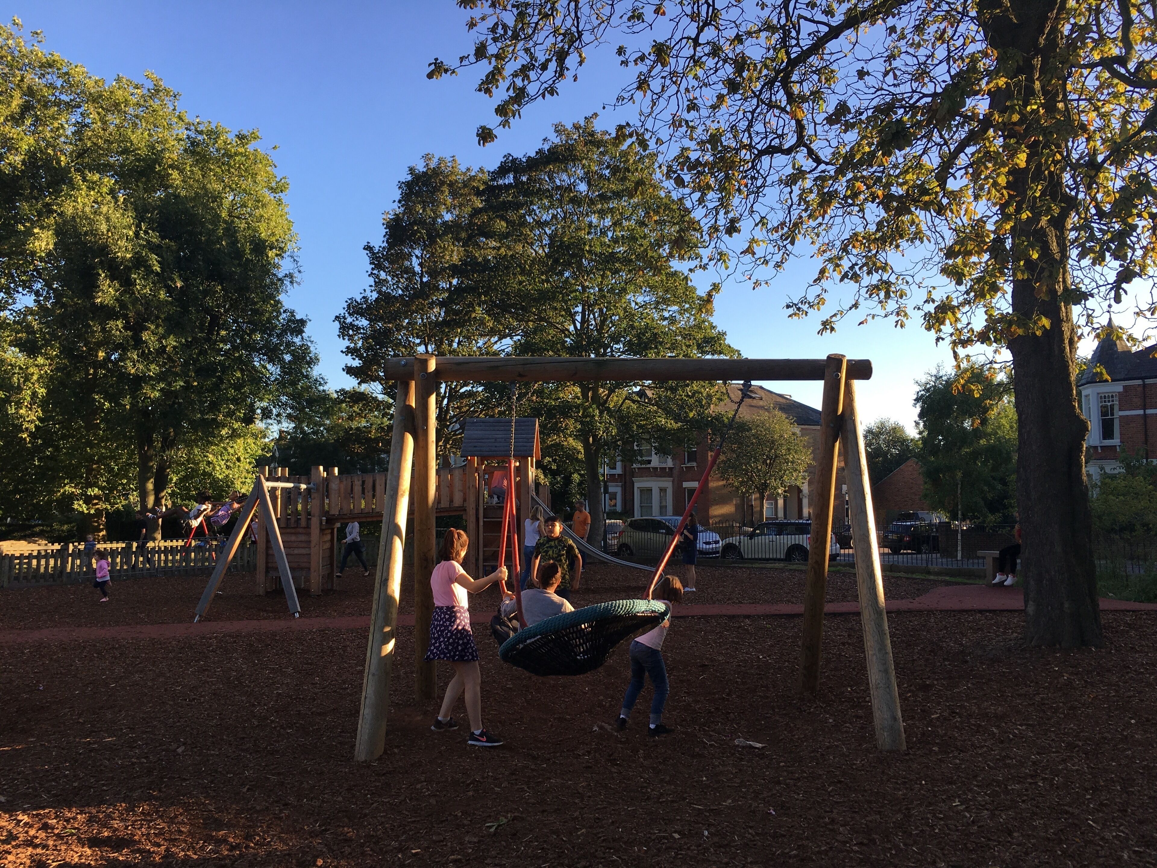 Un'area giochi con altalene e una struttura per arrampicarsi.