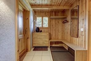 A wooden interior with a bench, a dresser, and a mirror. - Chalet Colonia - La Tzoumaz, 4 Vallees (La Tzoumaz)