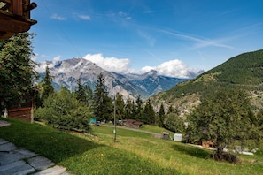 A mountainous landscape with a clear sky, a wooden cabin, and a small building in the foreground. - Chalet Colonia - La Tzoumaz, 4 Vallees (La Tzoumaz)