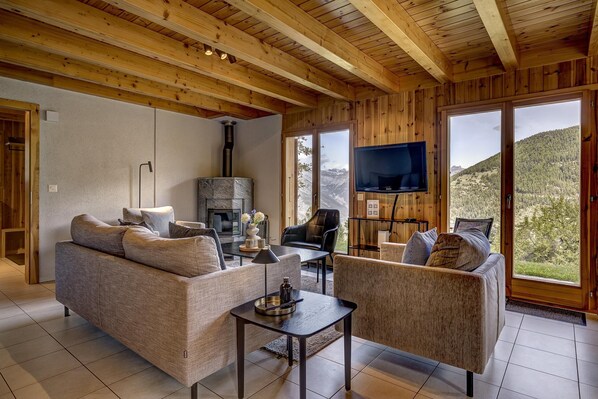 Fernseher, Kamin, DVD-Player, Stereoanlage