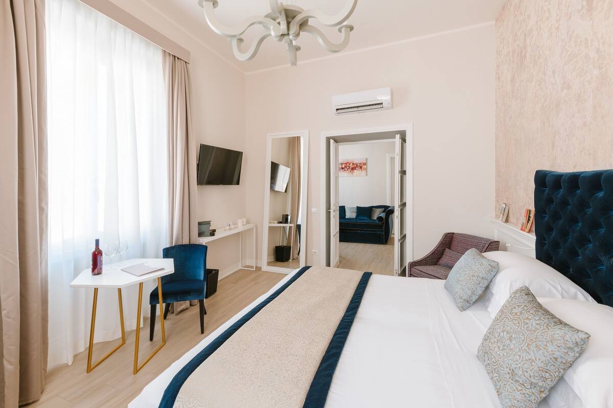 Une chambre d’hôtel équipée d’un lit, d’un bureau, d’une chaise, d’une télévision et d’un appareil de climatisation.