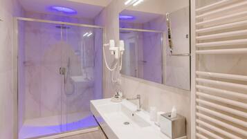 Deluxe Suite | Bathroom | Shower, free toiletries, hair dryer, slippers