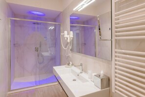 Suite – deluxe | Bad | Dusj, toalettartikler (inkludert), hårføner og tøfler