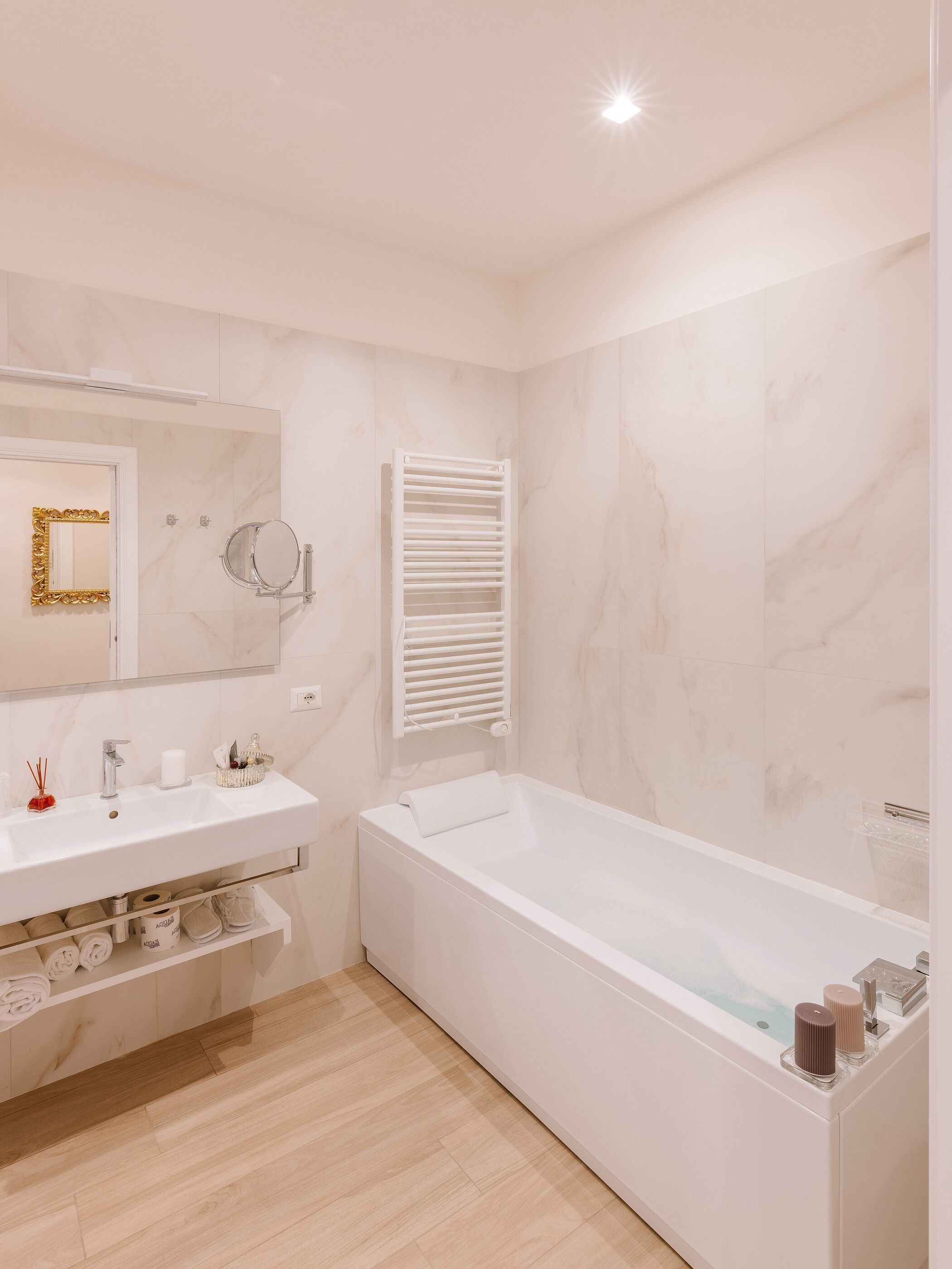 King Suite with Jacuzzi and Shower | Yksityinen kuumavesiallas