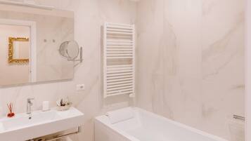 King Suite with Jacuzzi and Shower | Bathtub spa pribadi