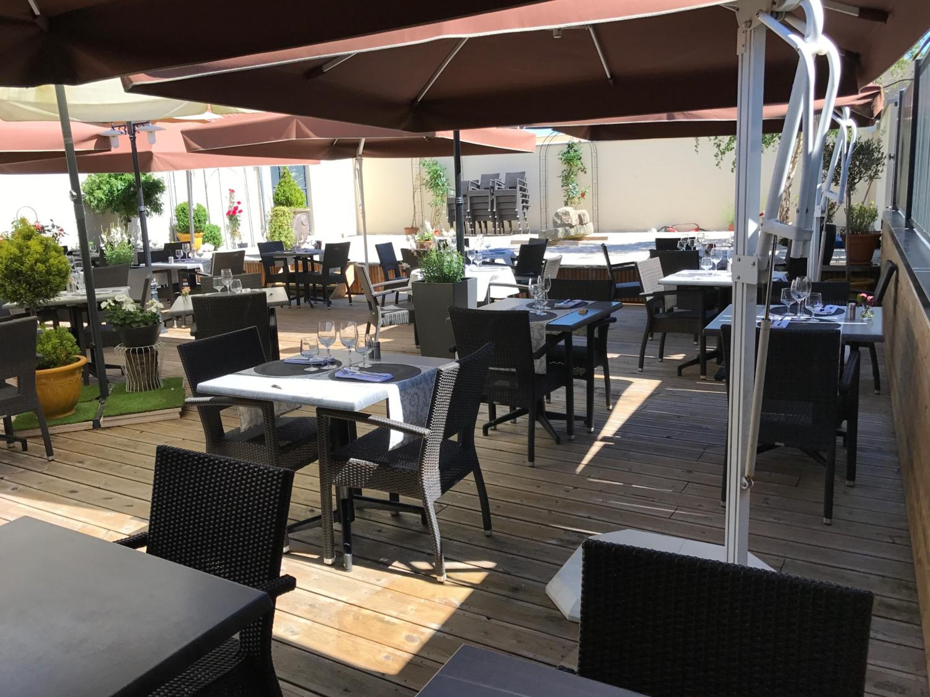 lunch and dinner served, french cuisine