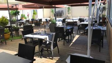 Déjeuner et dßner servis sur place, spécialités Cuisine française