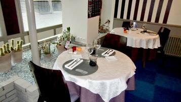 Déjeuner et dßner servis sur place, spécialités Cuisine française