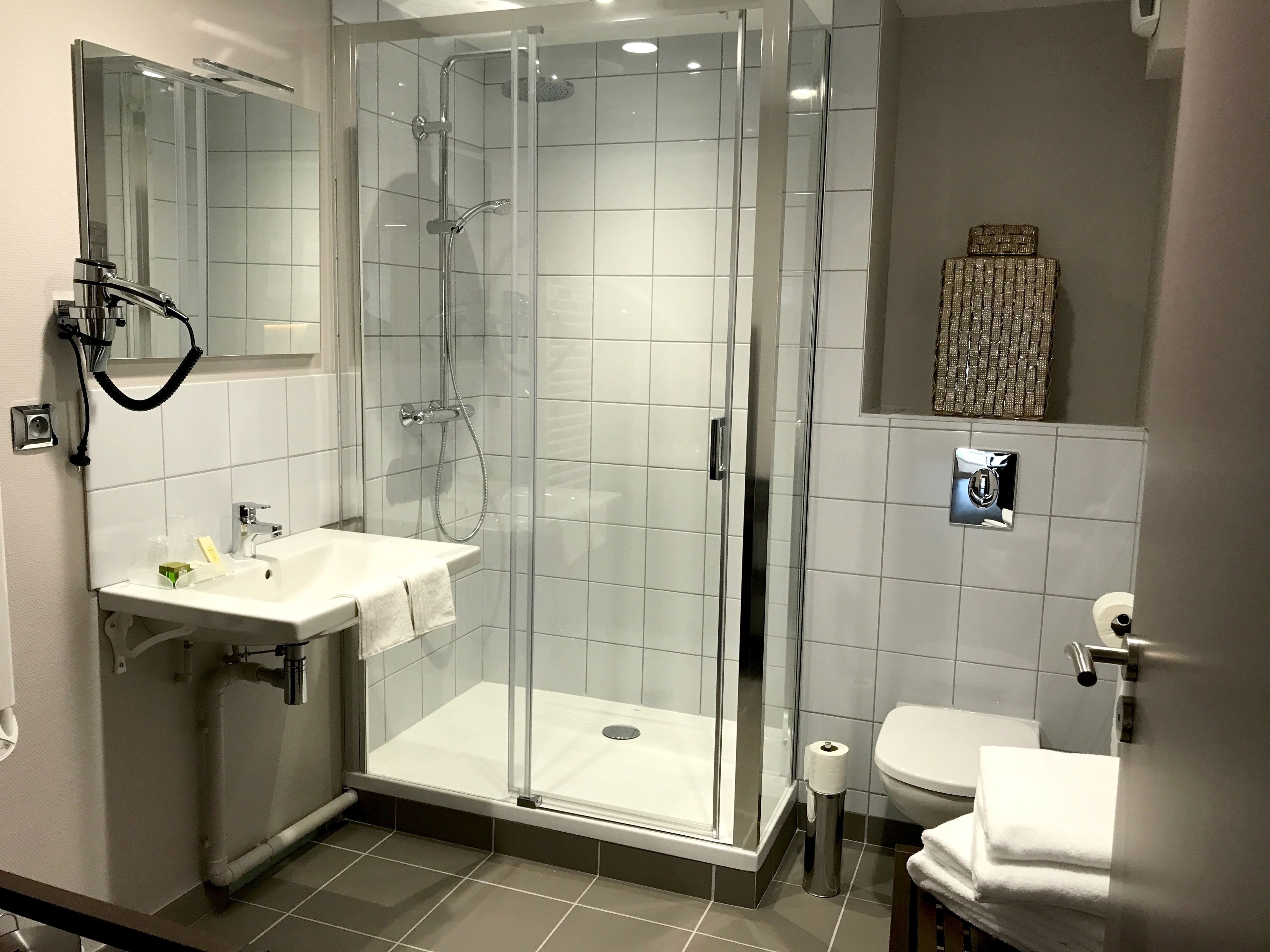 Comfort-Einzelzimmer | Badezimmer | Handtücher