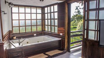 Deep-soaking bathtub