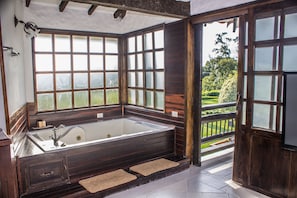 Suite superior, hidromasaje, vista a la alberca (6) | Tina profunda