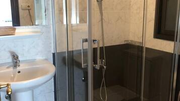 Een douche, gratis toiletartikelen, een haardroger, handdoeken