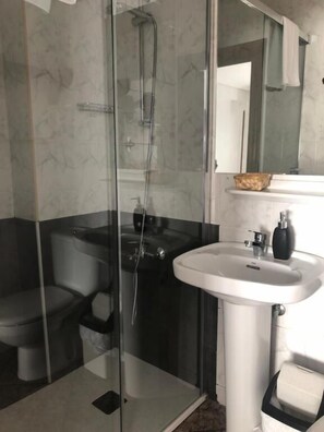 Douche, articles de toilette gratuits, sèche-cheveux