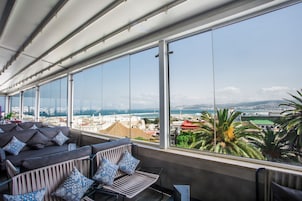 Se sirven desayunos, almuerzos y cenas; cocina local e internacional