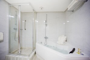 Suite Premium | Baño | Artículos de higiene personal de diseño, secador de pelo y albornoces