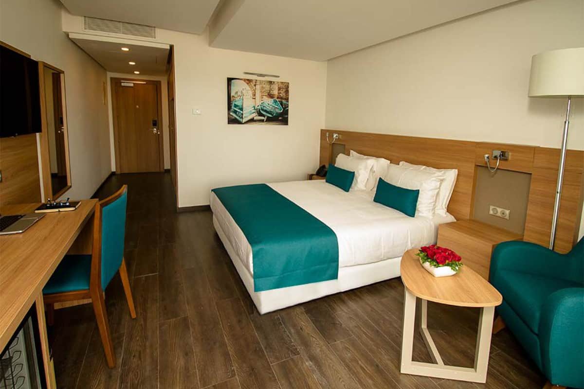 Luxe beddengoed, een minibar, een kluis op de kamer, een bureau