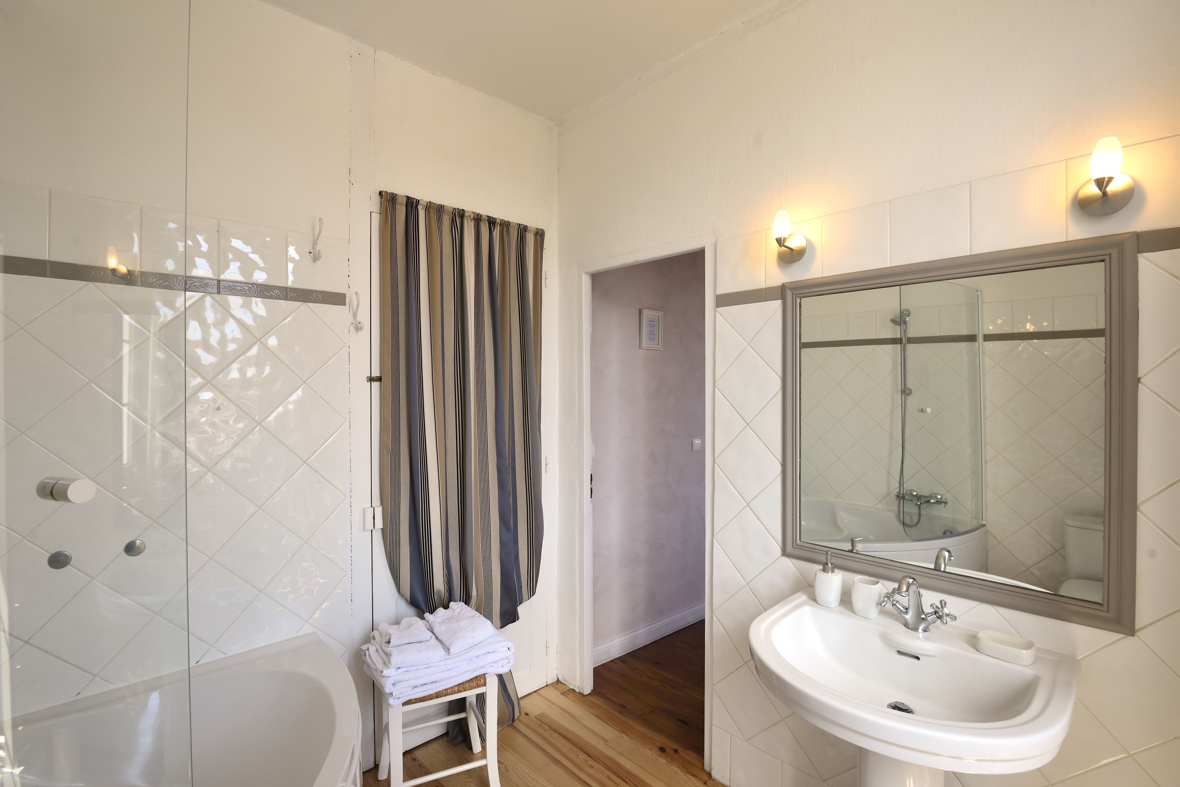 Une salle de bain avec une baignoire, un lavabo et une douche.