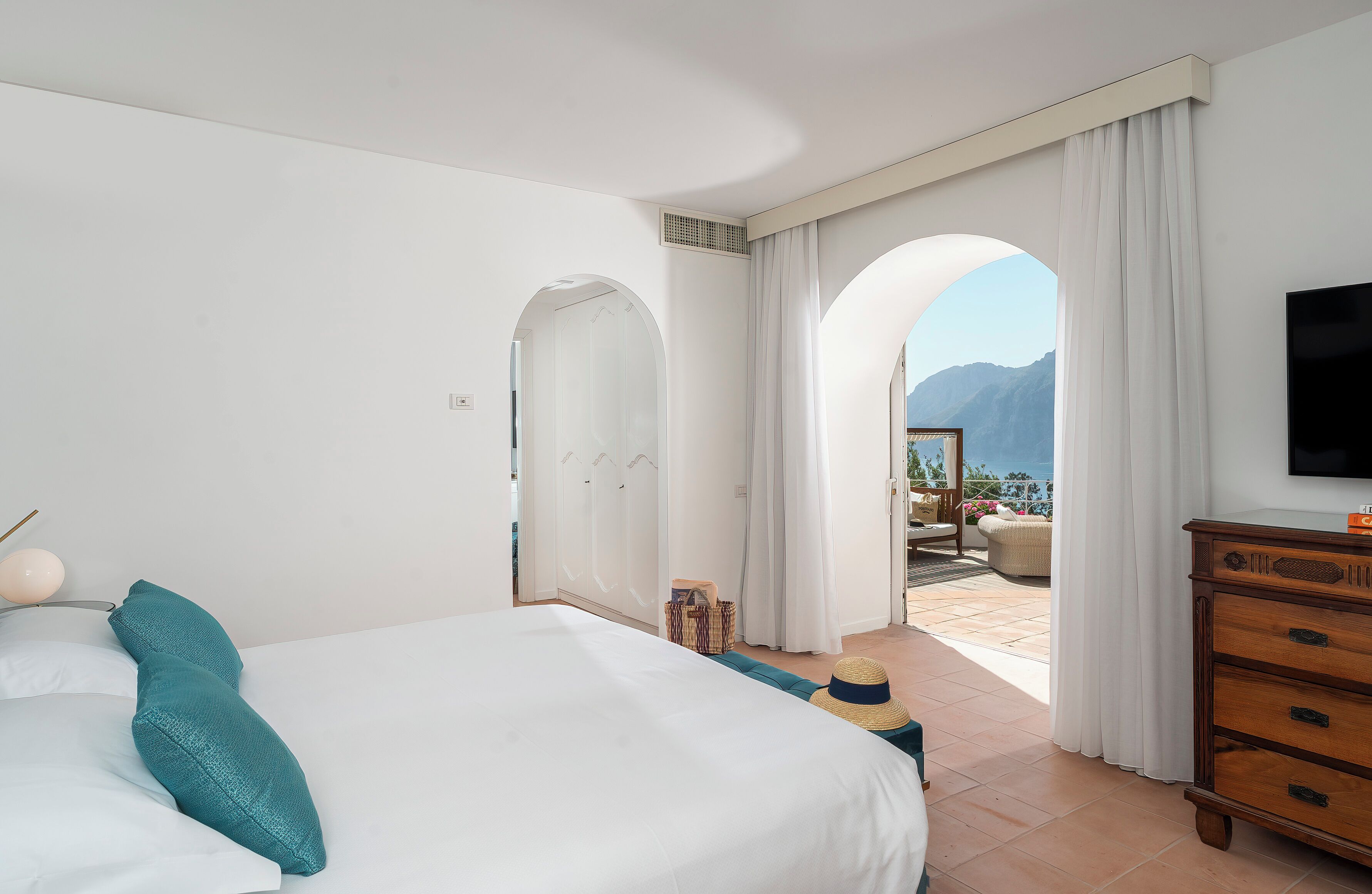 ラグジュアリー スイート キングベッド 1 台ソファーベッド付き テラス | 高級寝具、ミニバー、セーフティボックス (室内)、防音設備