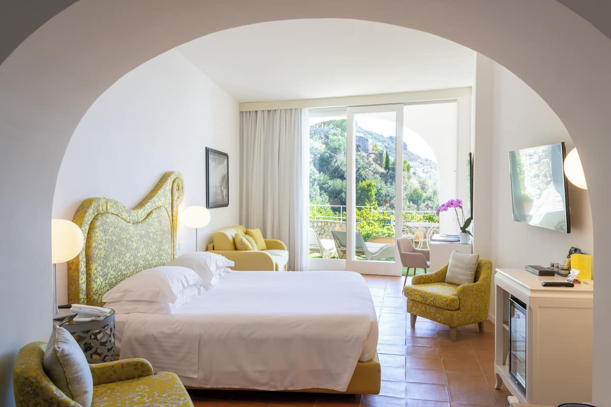 Junior Suite Deluxe | Premium bedding, down comforters, minibar, in-room safe